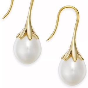 Pearl and yellow gold earrings